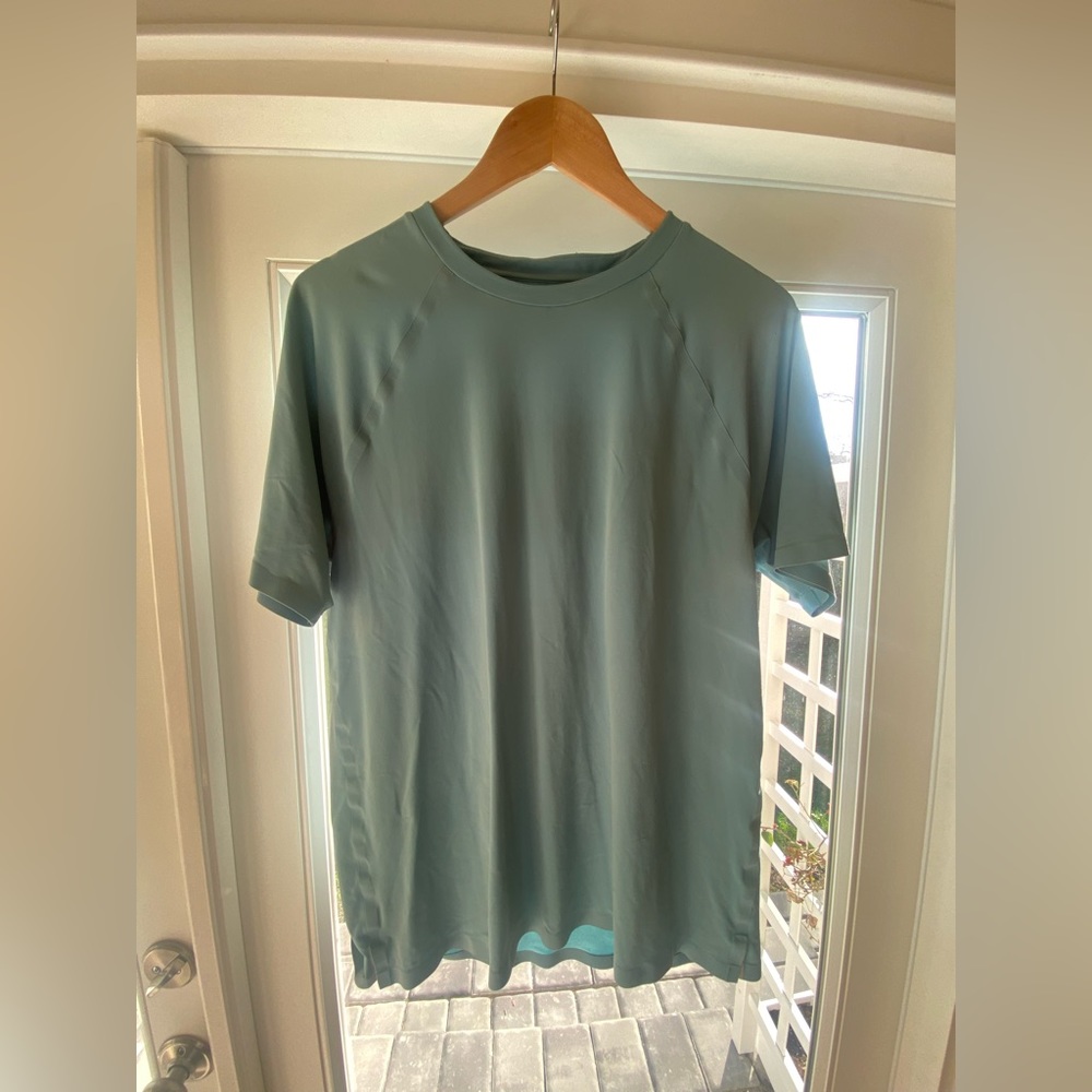 Alo yoga t shirt